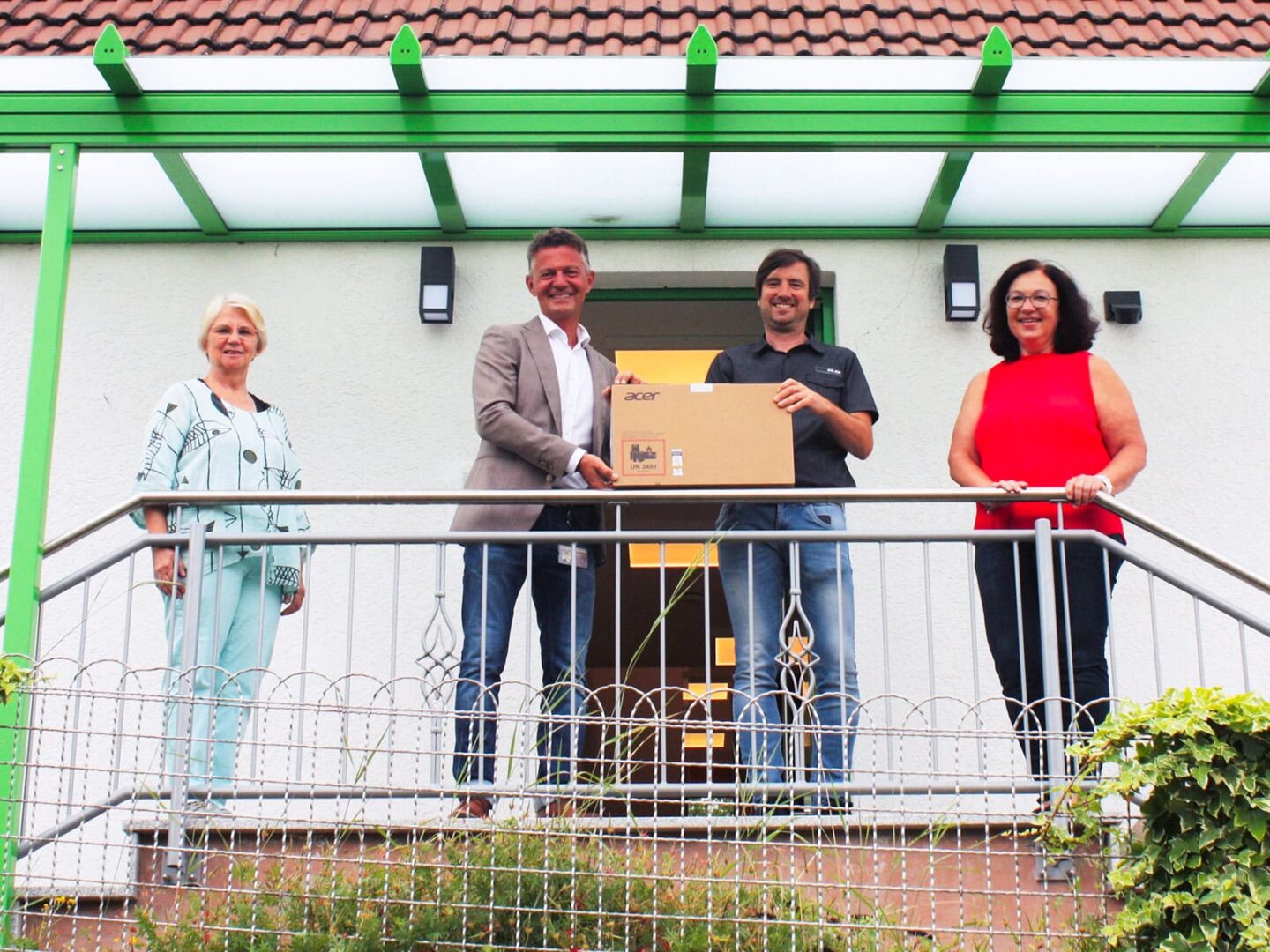 Übergabe der centron Laptopspende an die Kinder- und Jugendwohngruppe CrossOver Trunstadt