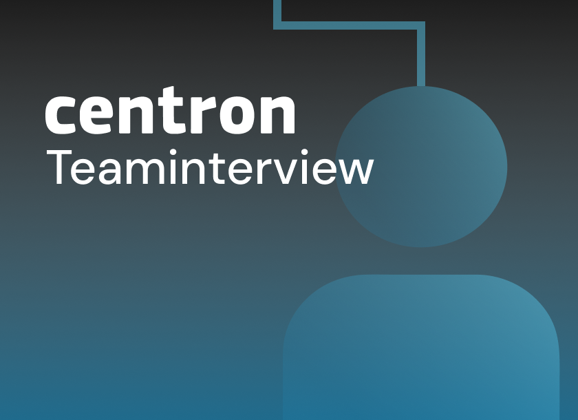 In weißer Schrift steht "centron Teaminterview". Im Hintergrund ist eine schematisch angedeutete Person, die mit einem Strich auf etwas außerhalb des Bildrandes zeigt, wie in einem Organigramm