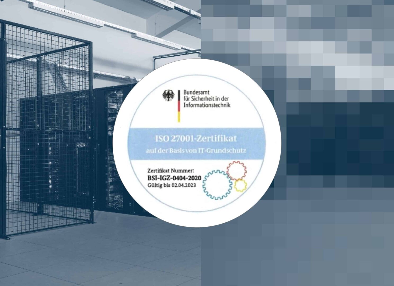 Zuverlässiges und zukunftssicheres Hosting dank Centron's Server-Technologie Serverraum mit ISO 27001-Zertifizierung und prominentem Logo.