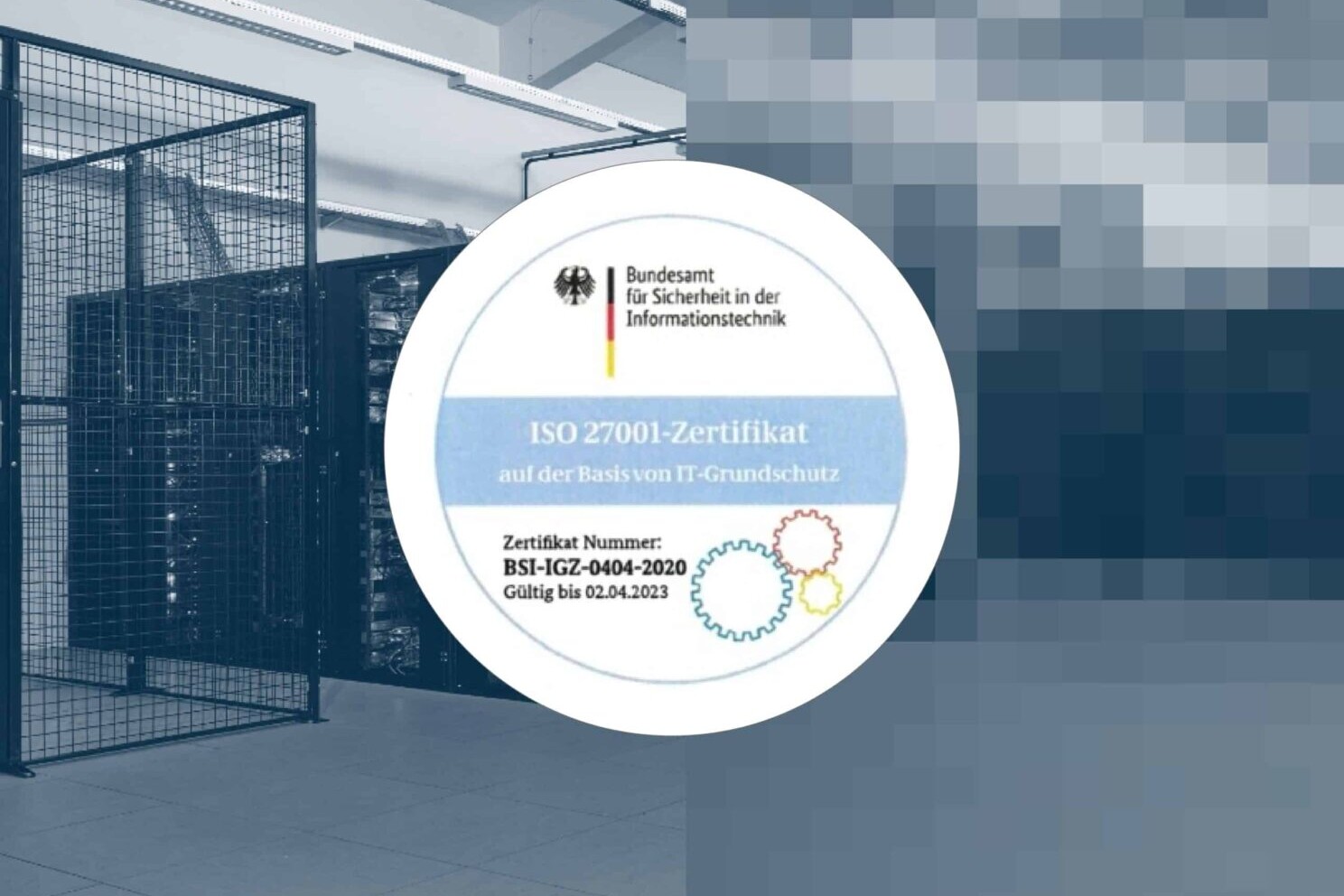 Zuverlässiges und zukunftssicheres Hosting dank Centron's Server-Technologie Serverraum mit ISO 27001-Zertifizierung und prominentem Logo.