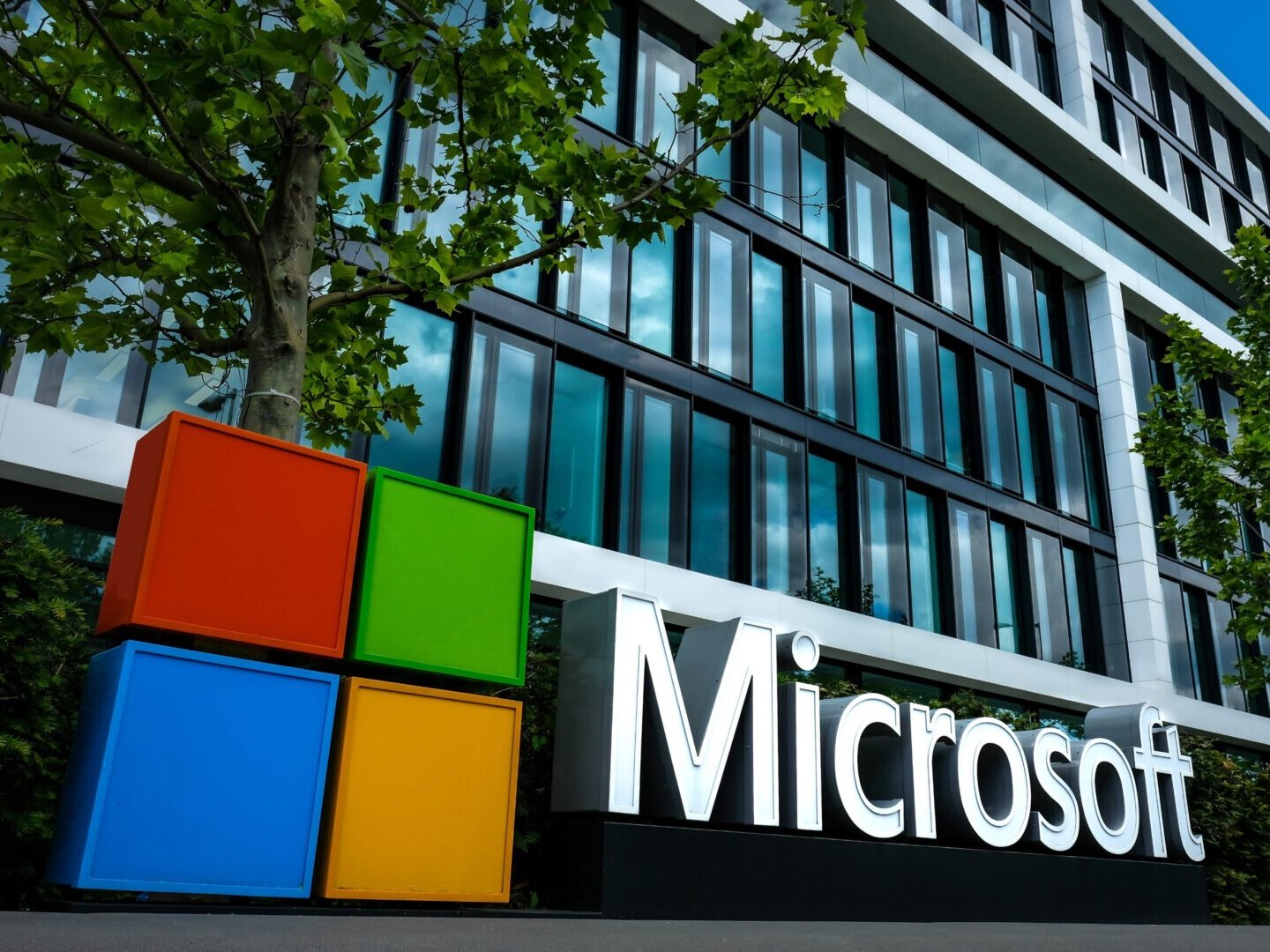 Microsoft-Logo vor einem Gebäude.