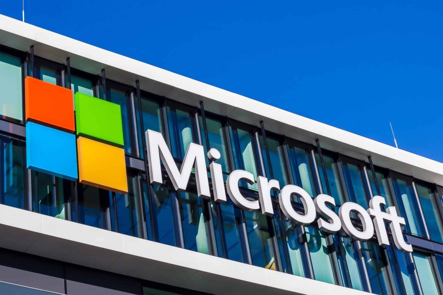 Gebäude mit Microsoft-Logo an der Seite.